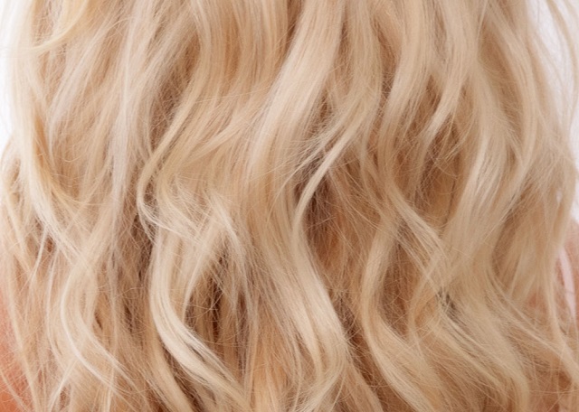برای جلوگیری از زردی مو بعد از دکلره از موهای خود در برابر کلر محافظت کنید