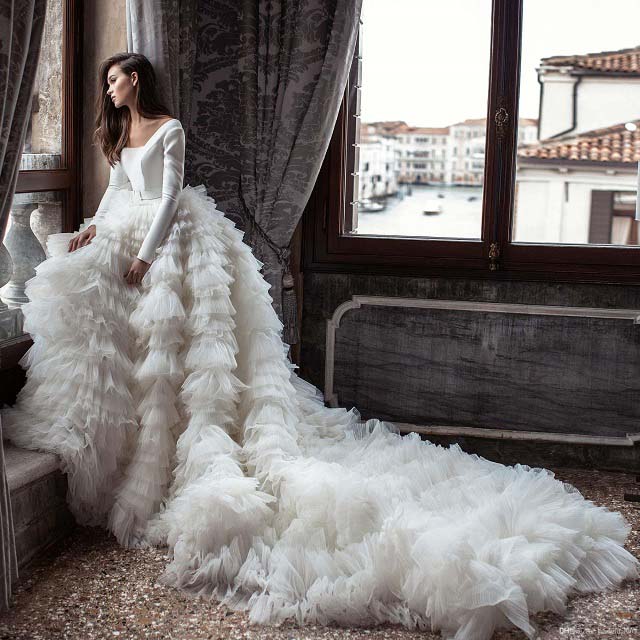لباس عروس با چین های آبشاری، ترند لباس عروس 2021