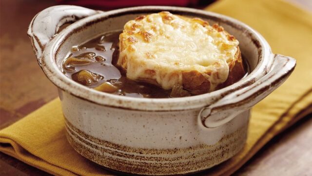 طرز تهیه سوپ پیاز فرانسوی برای افطار ماه رمضان