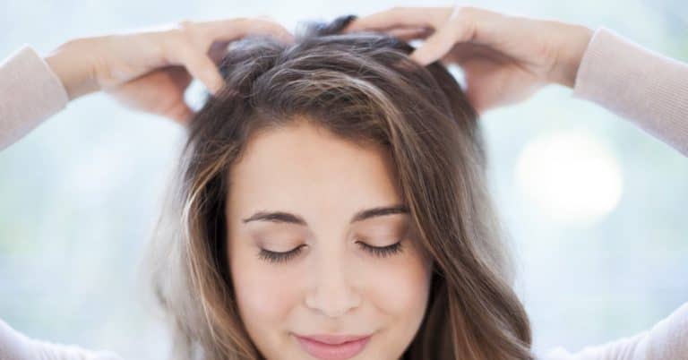 درمان ریزش مو با ماساژ دادن سر