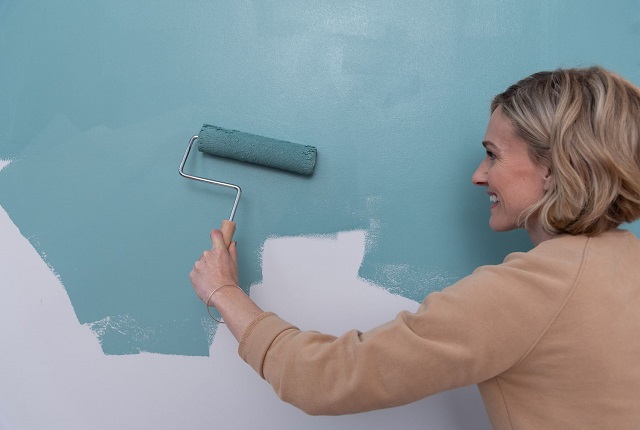 رنگ کردن دیوار با غلتک به روش حرفه ای و آسان