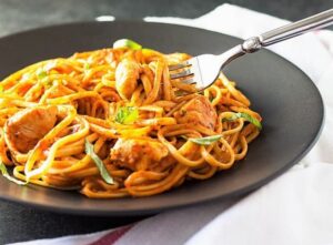 طرز تهیه اسپاگتی مرغ با گوجه فرنگی