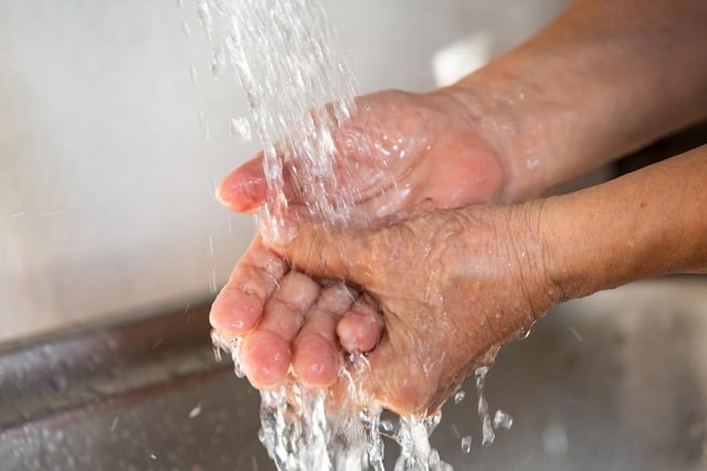 درمان سوختگی در خانه با استفاده از آب سرد