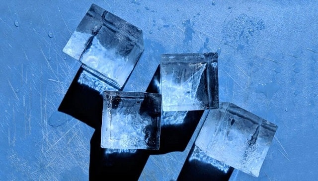 روش استفاده از یخ برای جوش چرکی کمر
