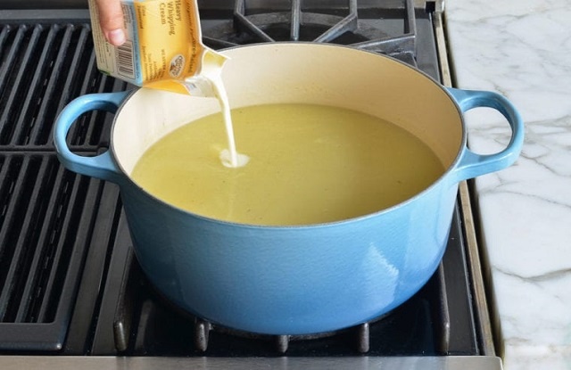 سوپ تره فرنگی را بپزید تا غلیظ شود