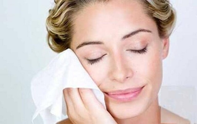 استفاده ار دستمال مرطوب برای جلوگیری از ماسیدگی آرایش