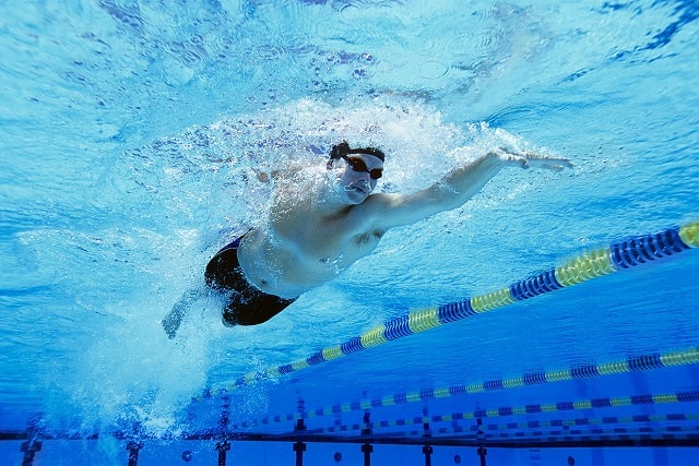 افزایش استقامت بدنی با حرکت در آب