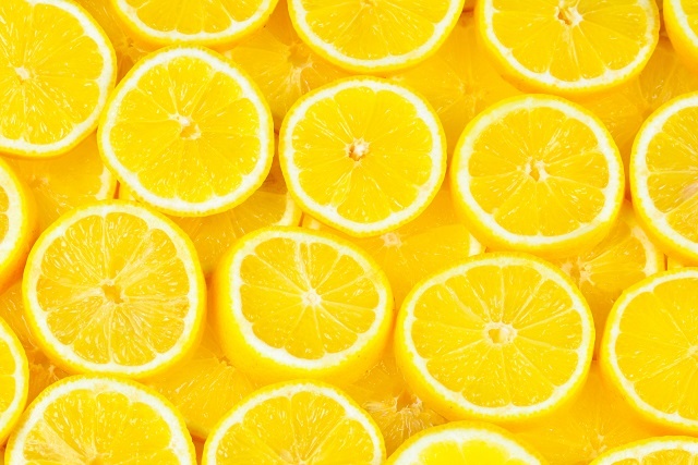 تاثیر لیمو در درمان جوش سر سیاه
