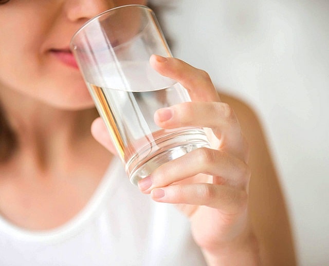 یکی از راحت ترین ترفندهای آب کردن شکم، نوشیدن آب گرم است