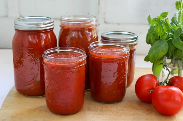 جوشاندن بطری رب گوجه برای جلوگیری از کپک زدن