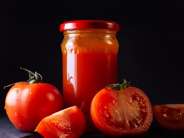 اضافه کردن روغن به رب گوجه فرنگی