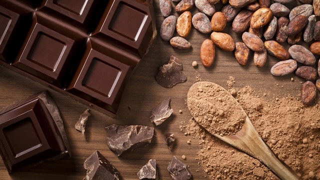 شکلات تلخ و پودر کاکائو