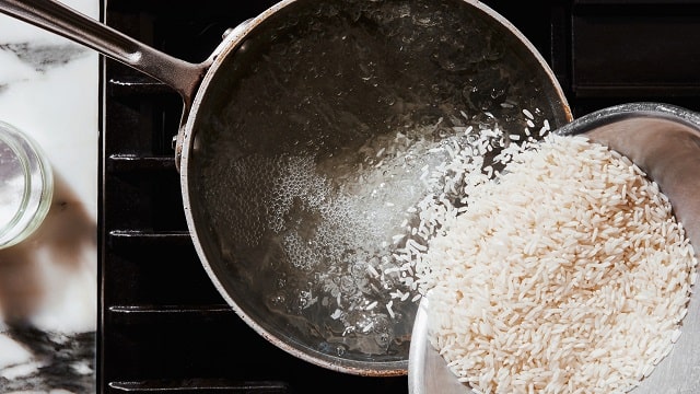 اضافه کردن برنج به آب جوش
