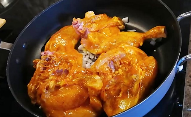 سرخ کردن مرغ برای مرغ مجلسی سرخ شده