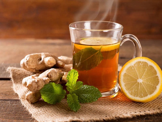 برای درمان حالت تهوع کرونا چای زنجبیل بخورید