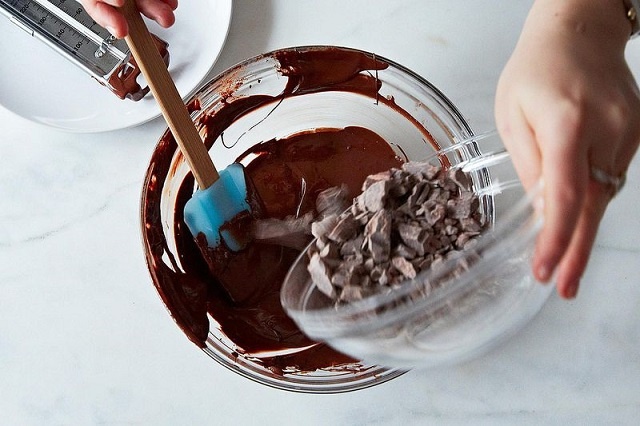سومین روش تمپر کردن شکلات در مایکروویو