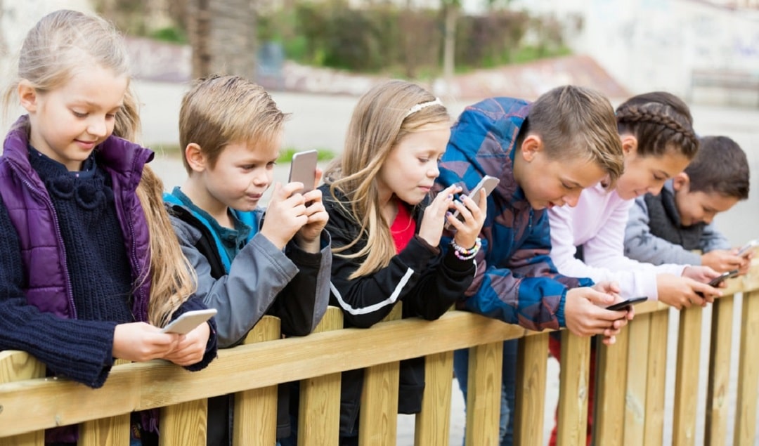 فواید و ضررهای گوشی هوشمند برای کودکان