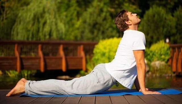 وضعیت کبری (Cobra Pose) از بهترین حرکات یوگا برای تقویت سیستم ایمنی بدن