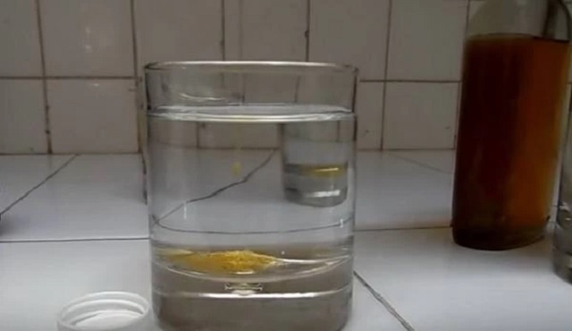 برای شناسایی عسل اصل از تست عسل طبیعی با آب سرد استفاده کنید
