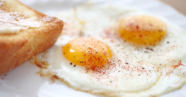 تخم مرغ سرخ شده از غذاهای غیر مجاز بعد از تمرین