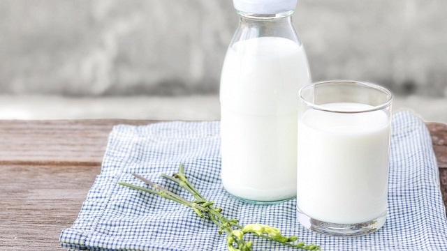 شیر از خوراکی های مفید برای عضله سازی