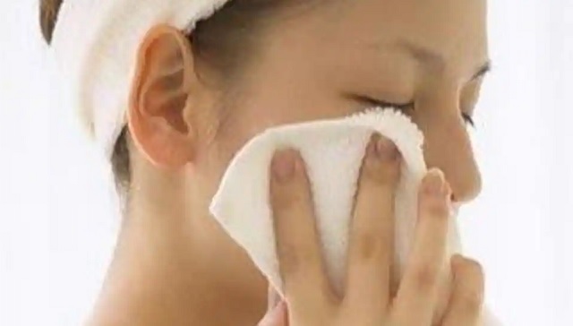استفاده از کمپرس آب گرم برای درمان جوش زیر پوستی صورت و چانه