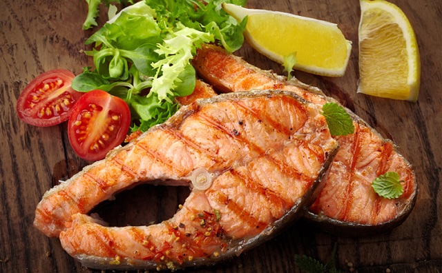 ماهی سالمون؛ امگا 3 یک عامل مهم برای آب کردن شکم