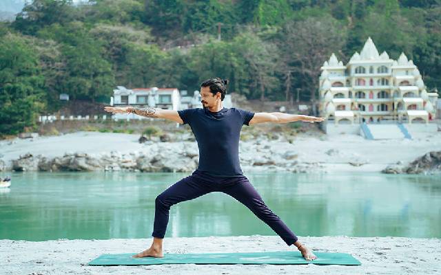 وضعیت جنگجو ۲ (Virabhadrasana II)  | آموزش یوگا مبتدی