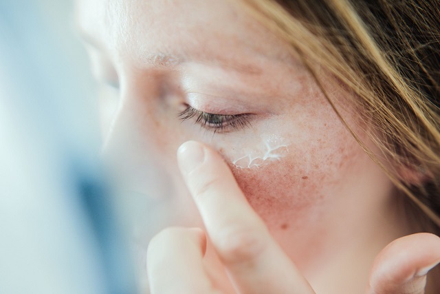 حساسیت به محصولات آرایشی و مراقبت از پوست، علت پوسته شدن صورت