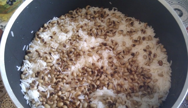 برنج، لوبیا جشم بلبلی و شوید خرد شده را به ترتیب در قابلمه بریزید