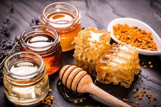 عسل، بهترین درمان پوسته پوسته شدن روی بینی و صورت