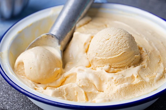 ماست بستنی با عسل و کره بادام زمینی