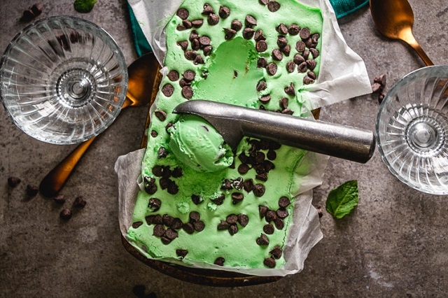 طرز تهیه بستنی نعنایی با تکه های شکلات