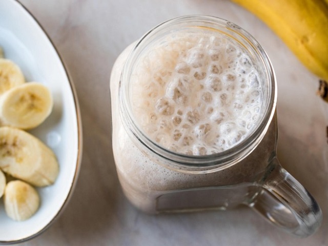 برای تهیه شیرموز ابتدا شیر، شکر و خامه را در مخلوط کن هم بزنید
