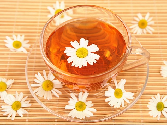 چی بخورم استرسم کم بشه؟ چای بابونه یک گزینه عالی است چی بخورم استرسم کم بشه؟ چای بابونه یک گزینه عالی است