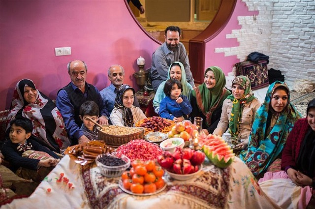 یک شام خانوادگی در شب یلدا با خانواده بخورید