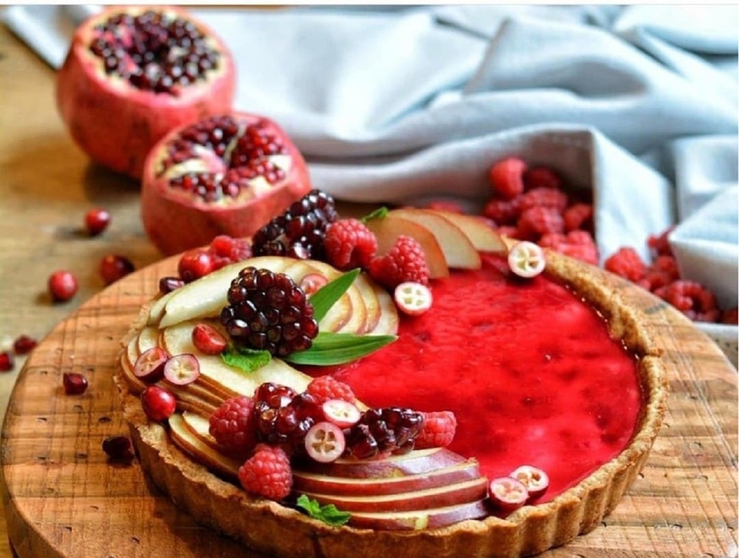 تارت شکلاتی انار؛ از انواع دسر شب یلدا بدون نیاز به پخت