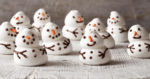 شیرینی مرنگ به شکل آدم برفی‌؛ از انواع شیرینی و دسر آسون شب یلدا