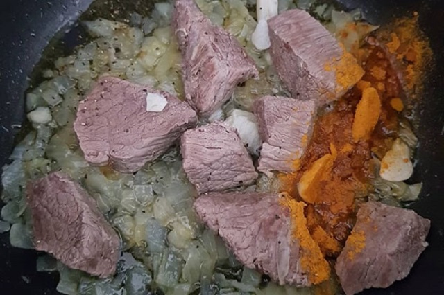 تفت دادن پیاز و گوشت برای خورش لوبیا چیتی
