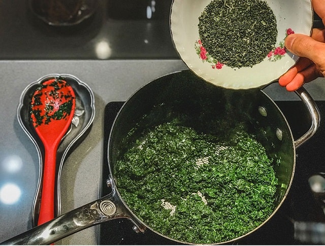 سبزی خورش قورمه سبزی را در تابه بریزید و به آن روغن اضافه کنید و تفت دهید