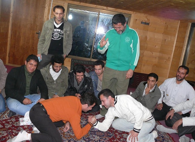 شب نشینی و شعرخوانی به زبان محلی از آداب و رسوم شب یلدا در مازندران