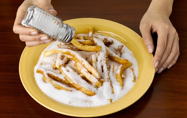 افزایش میزان ادرار از اثرات مصرف بیش از حد نمک