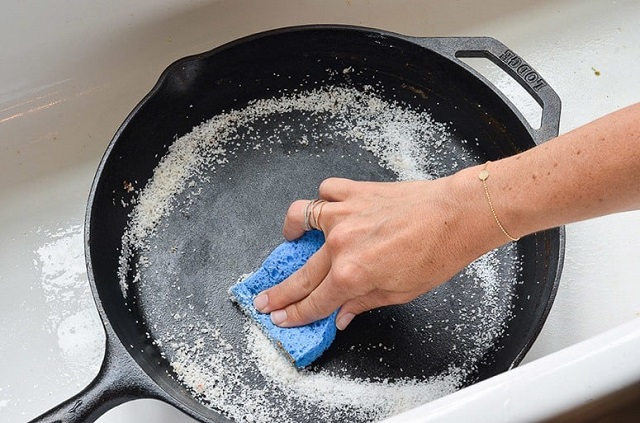 تمیز کردن ظروف چدن با نمک