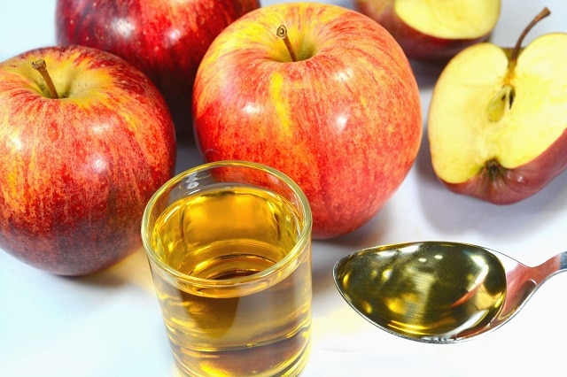 یکی از روش‌های درمان خانگی تب، مصرف سرکه سیب است