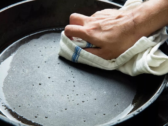 چرا برای تمیز کردن ظروف چدن از روغن استفاده می شود؟