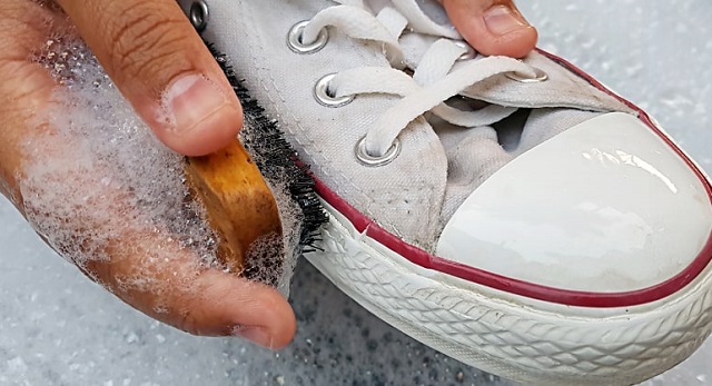 شستن کفش ها بهترین روش رفع بوی بد جاکفشی