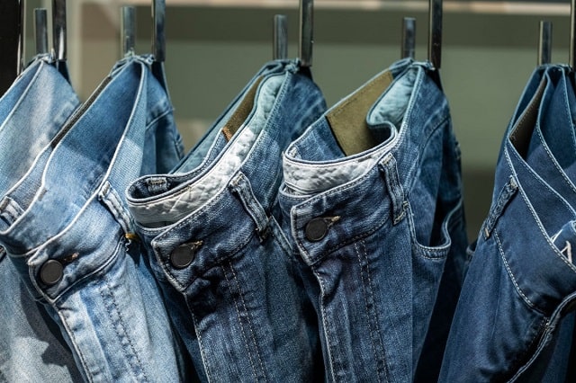 نکاتی که باید مورد شستن انواع رنگ شلوار جین بدانید