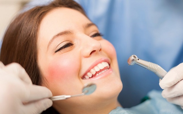 برای پیشگیری از پوسیدگی دندان به دندانپزشک مراجعه کنید 
