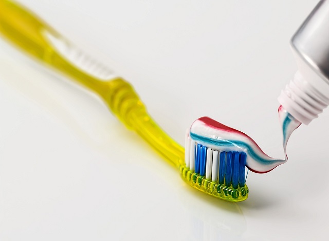 استفاده از خمیر دندان مناسب برای پیشگیری از پوسیدگی دندان