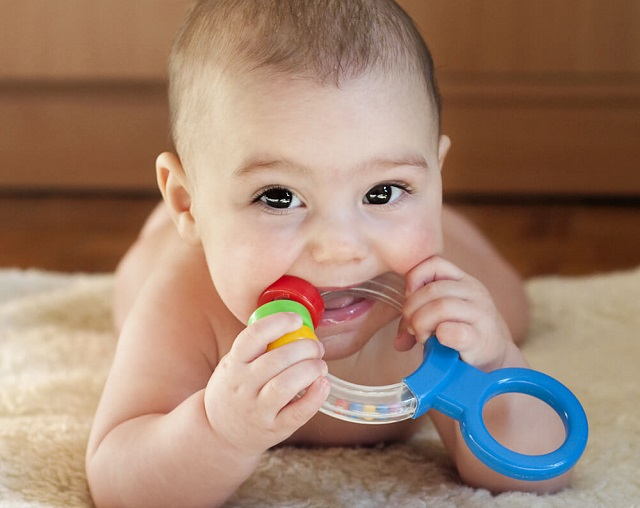 راهکارهایی برای کاهش درد دندان درآوردن نوزاد